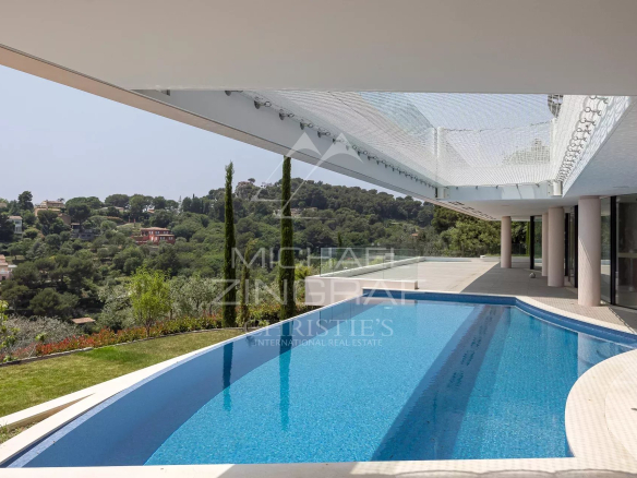 Villa contemporaine avec piscine et vue sur la mer à Villefranche-sur-Mer.