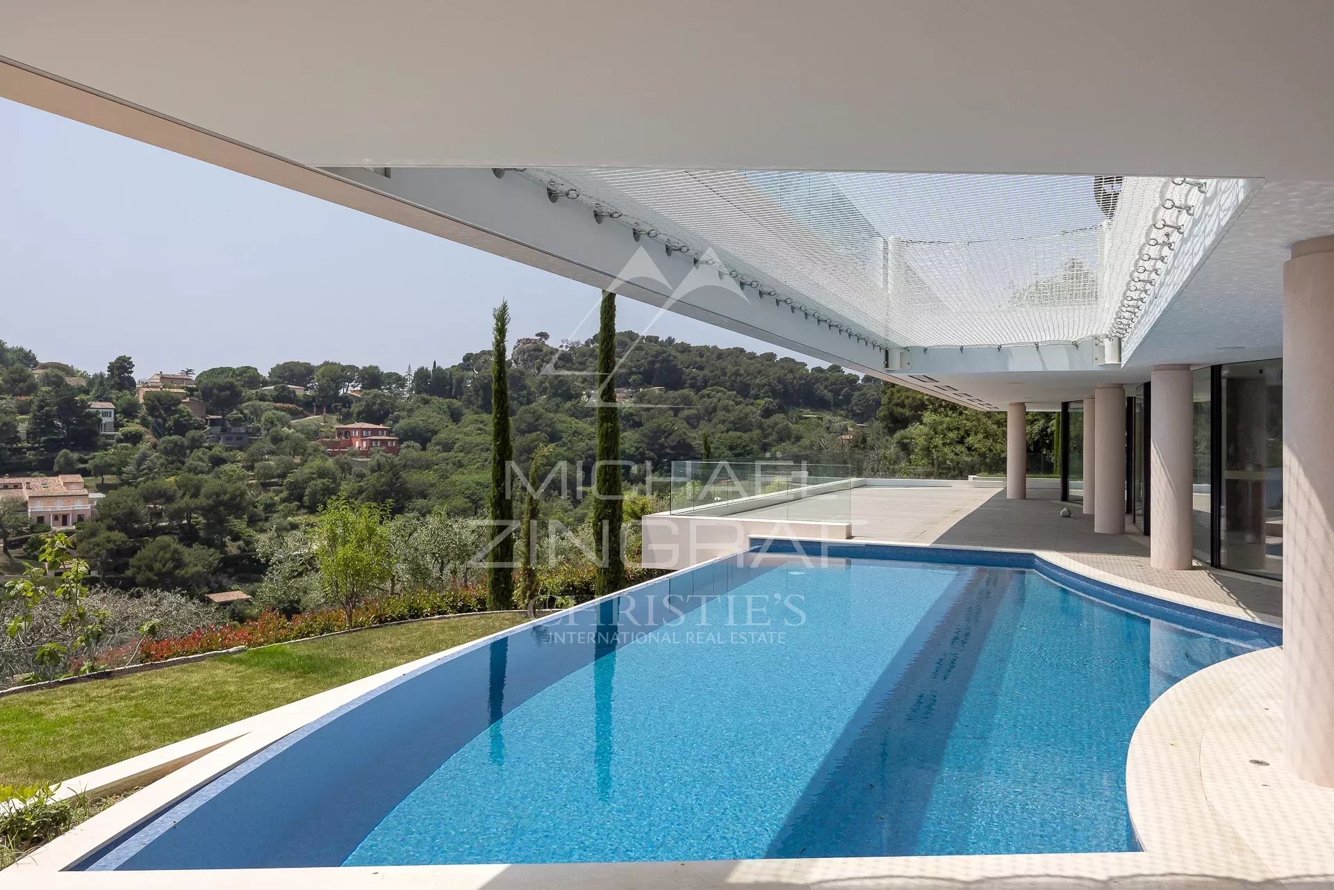 Villa contemporaine avec piscine et vue sur la mer à Villefranche-sur-Mer.