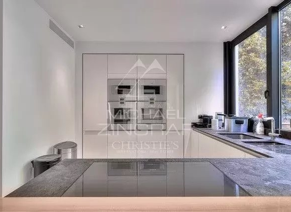 Cuisine moderne d'une villa contemporaine à Villefranche-sur-Mer avec vue sur la mer.