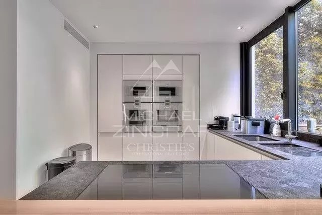 Cuisine moderne d'une villa contemporaine à Villefranche-sur-Mer avec vue sur la mer.