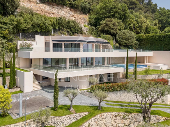 Villa contemporaine avec piscine et vue sur la mer à Villefranche-sur-Mer.