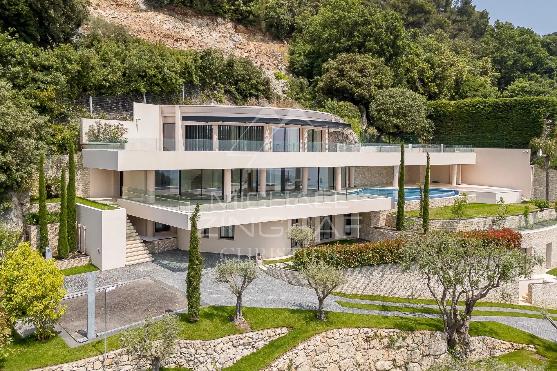 Villa contemporaine avec piscine et vue sur la mer à Villefranche-sur-Mer.