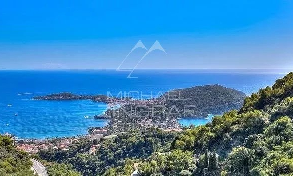 Vue panoramique sur la mer Méditerranée et le Cap-Ferrat depuis une villa contemporaine à Villefranche-sur-Mer.
