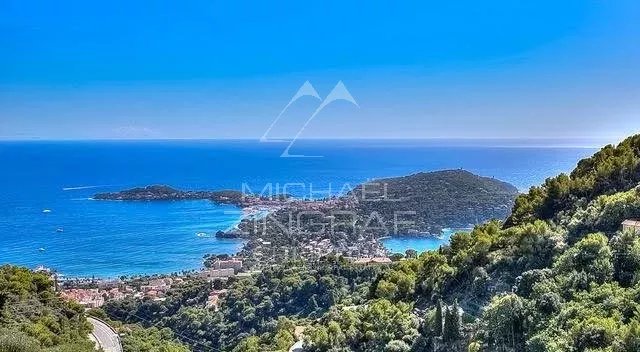 Vue panoramique sur la mer Méditerranée et le Cap-Ferrat depuis une villa contemporaine à Villefranche-sur-Mer.