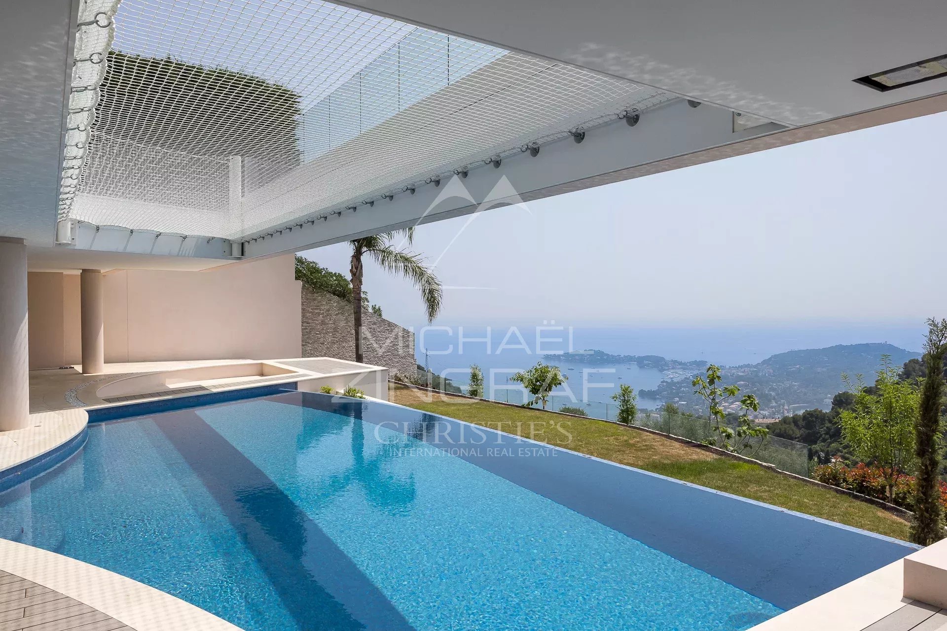 Villa contemporaine avec piscine et vue sur la mer à Villefranche-sur-Mer.