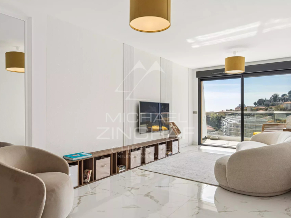 Intérieur d'un appartement moderne à Beausoleil avec salon lumineux et vue sur la terrasse.