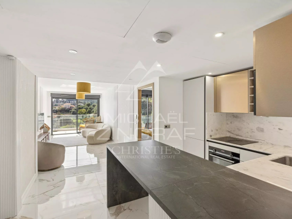 Intérieur d'un appartement moderne avec cuisine ouverte et vue sur la mer à Beausoleil.