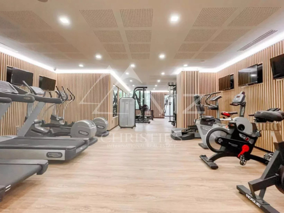 Salle de sport moderne avec équipements de fitness dans une résidence récente à Beausoleil.