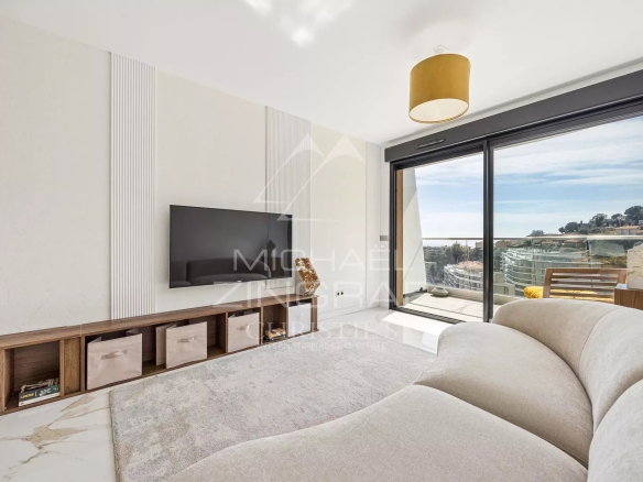 Intérieur d'un appartement moderne à Beausoleil avec vue sur la mer, salon spacieux et terrasse.