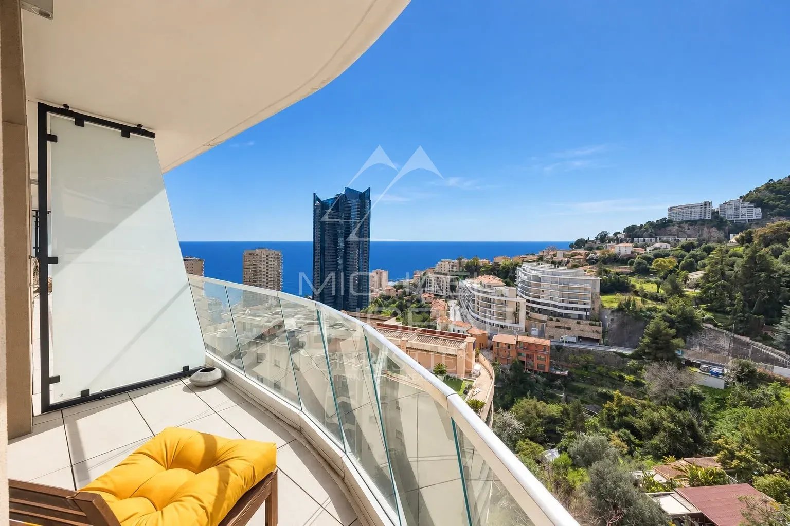 Appartement avec vue mer à Beausoleil Terrasse d'un appartement à Beausoleil avec vue sur la mer et Monaco.
