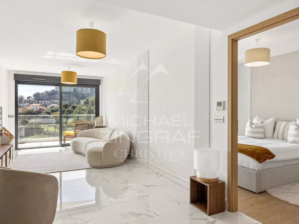 Intérieur d'un appartement moderne à Beausoleil avec salon et chambre.