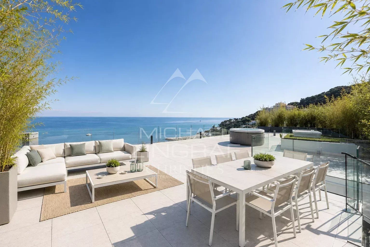 Penthouse à Cap d’Ail avec vue mer Terrasse d'un penthouse à Cap d'Ail avec vue sur la mer, mobilier moderne et plantes.
