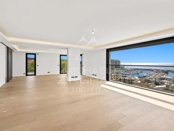Intérieur d'un penthouse lumineux avec vue sur la mer à Cap d'Ail.