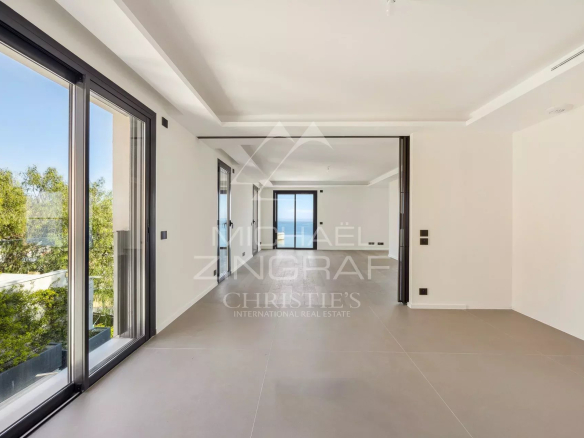 Intérieur d'un penthouse à Cap d'Ail avec vue sur la mer, espace lumineux et moderne.