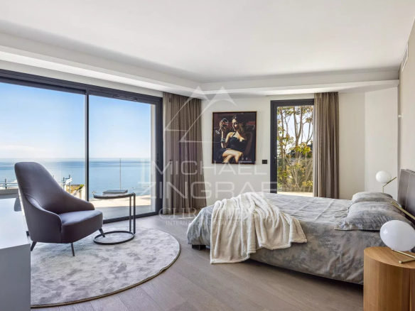 Chambre lumineuse d'un penthouse à Cap d'Ail avec vue sur la mer.
