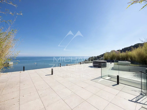 Terrasse rooftop d'un penthouse à Cap d'Ail avec vue sur la mer.