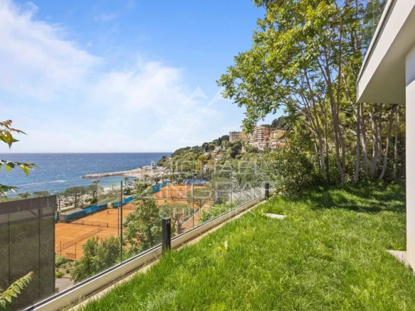 Vue sur la mer depuis un jardin privatif d'un appartement à Cap d'Ail.