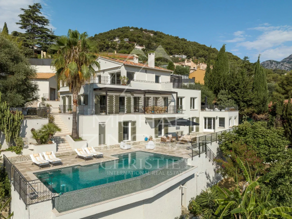 Villa with Italian and Danish design in perfect harmony - views of the sea, the swimming pool and the mountains