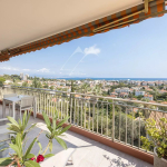 Prestige et Vue Mer au Cœur d’Antibes : Élégant 4 Pièces dans Résidence de Standing