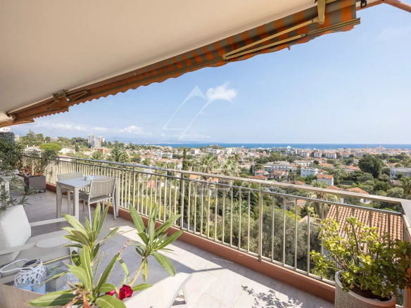 Prestige et Vue Mer au Cœur d’Antibes : Élégant 4 Pièces dans Résidence de Standing