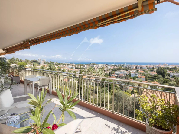Prestige et Vue Mer au Cœur d’Antibes : Élégant 4 Pièces dans Résidence de Standing