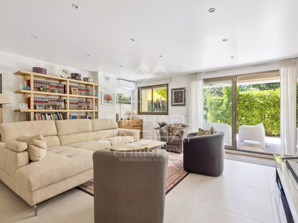 EXCLUSIVE – Exceptional property on the edge of Cap d&#39;Antibes – Château de la Pinède Residence