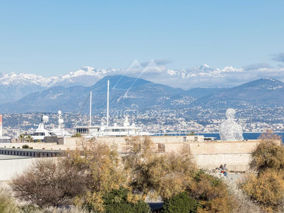 Charming property – Old Antibes – A few steps from the ramparts