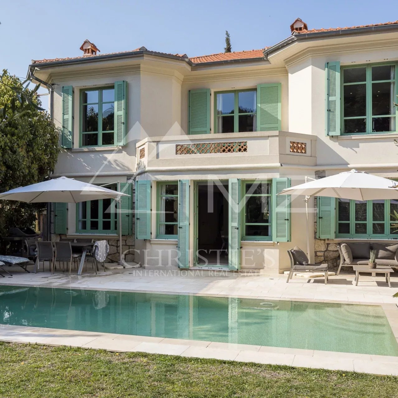 Recently renovated house near the centre of Saint-Rémy de Provence, with 5 bedrooms, separate apartment, swimming pool and garden