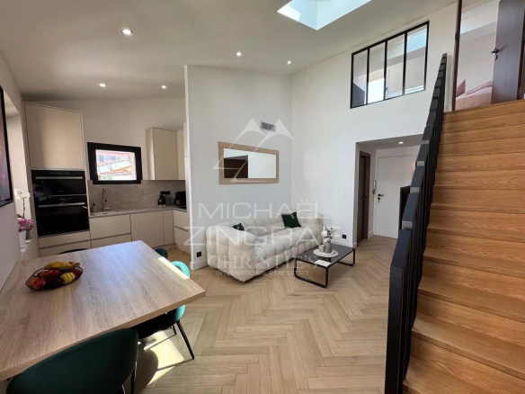 Antibes Vieille Ville – Duplex d’Exception en Dernier Étage