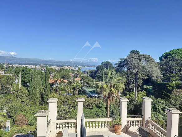 Cap d’Antibes versant Est – Appartement vue mer  au coeur d’une villa Belle Époque avec terrasse