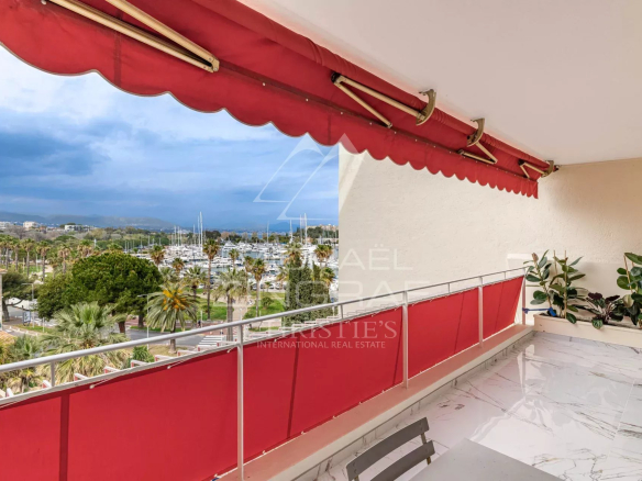 Superbe appartement rénové – Centre-ville d’Antibes, secteur Vauban – Vue dégagée sur le port