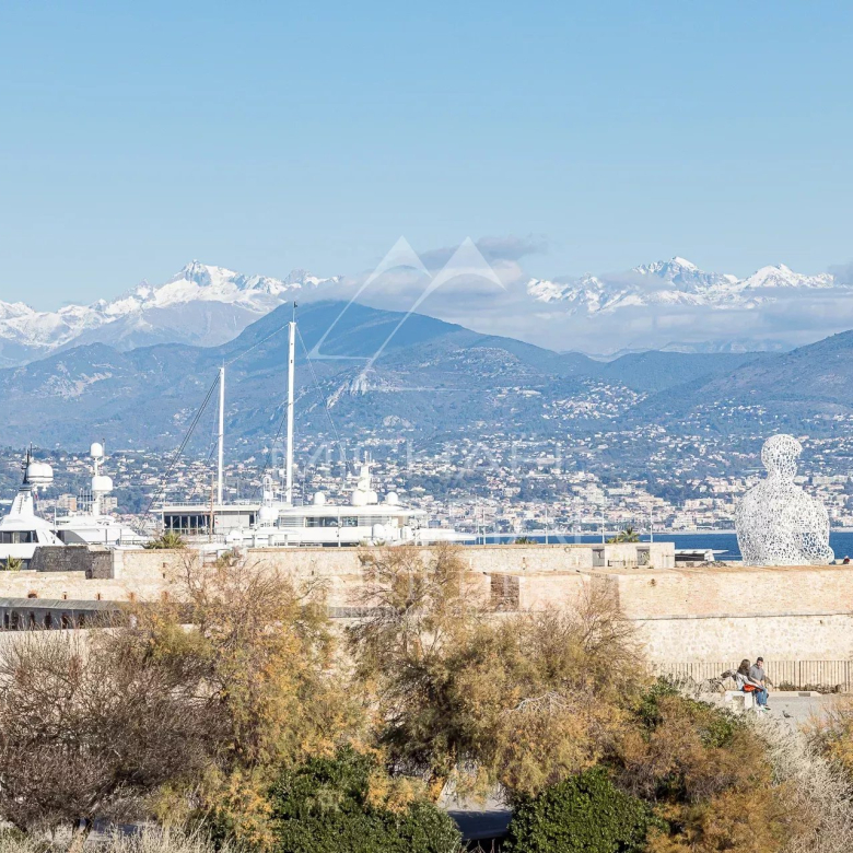 Juan-les-Pins – Dernier étage d’exception, volumes, soleil et vue mer