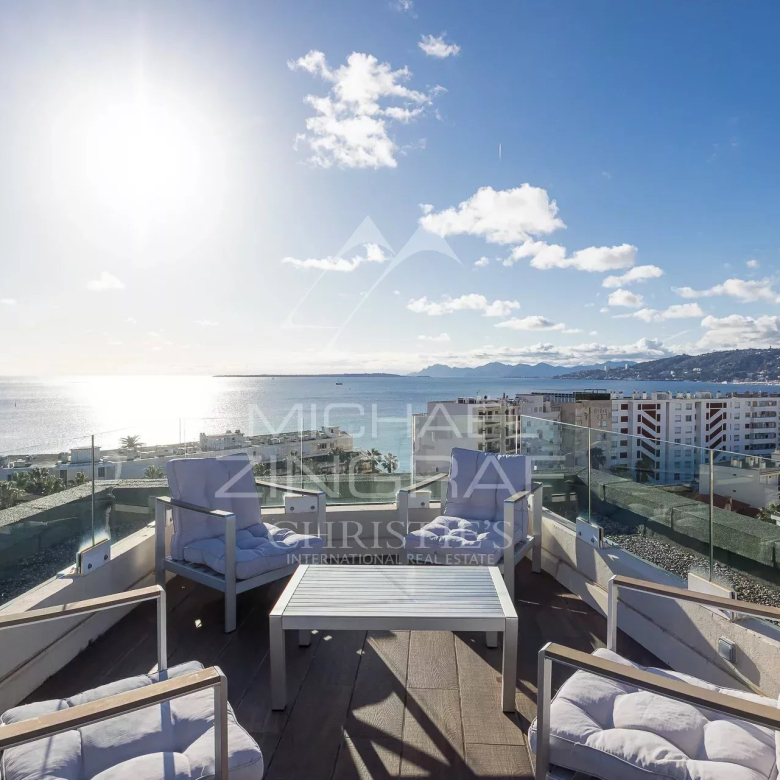 Juan-les-Pins – Dernier étage d’exception, volumes, soleil et vue mer