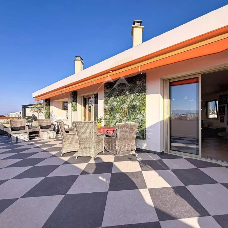 Charming property – Old Antibes – A few steps from the ramparts