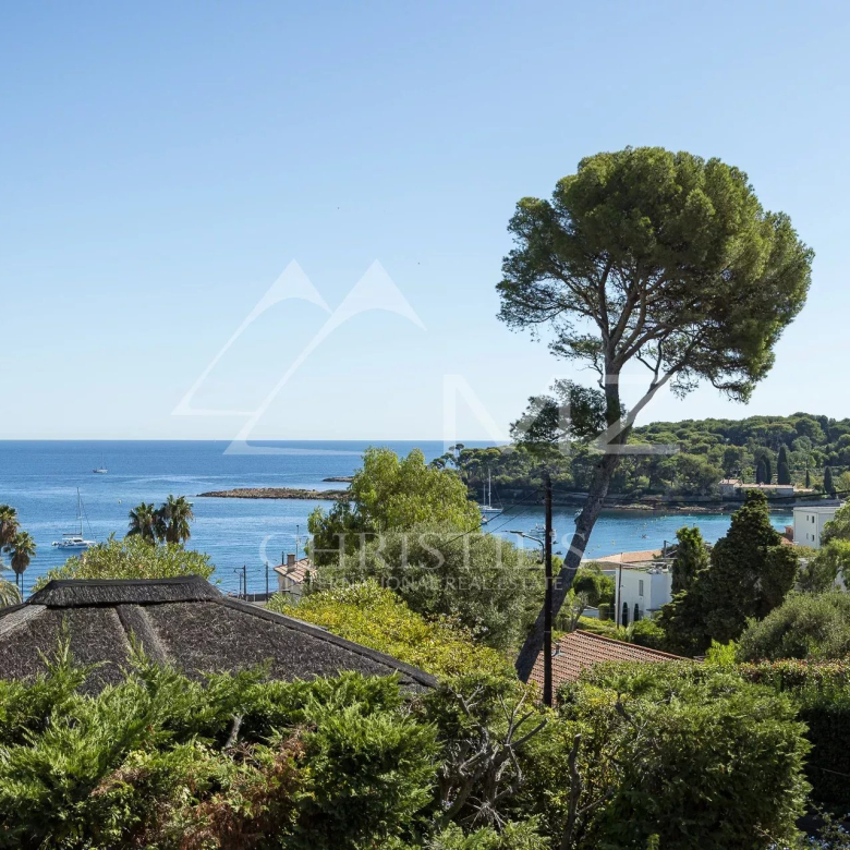 NEAR THE BEACH OF LA CROIX VALMER: VILLA WITH A FORT