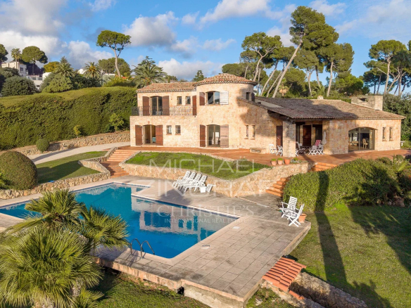 Antibes  – Villa provençale en pierre avec vue mer, piscine et jardin paysager