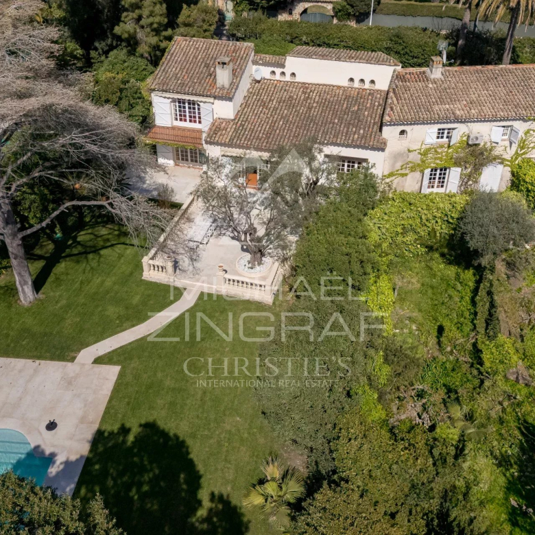 JUAN-LES-PINS – Rostagne : Villa sur le toit avec vue mer panoramique