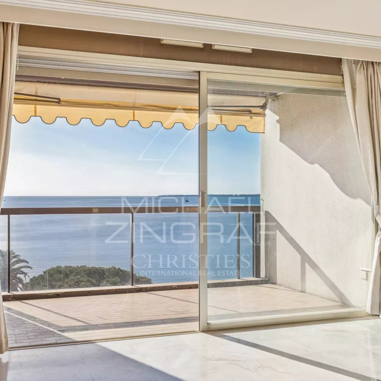 Cannes – Croisette – Penthouse d’exception avec toit-terrasse et vue mer panoramique