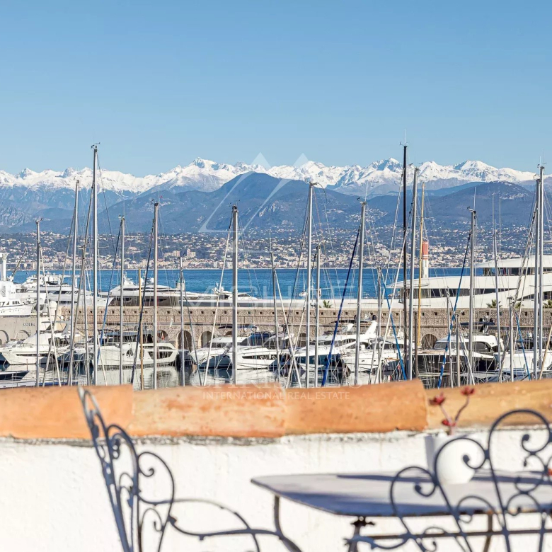 Antibes – Magnifique Appartement avec Vue Mer et Accès Piscine