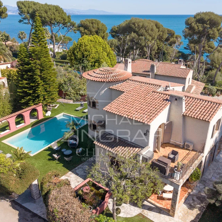 Superbe appartement rénové – Centre-ville d’Antibes, secteur Vauban – Vue dégagée sur le port