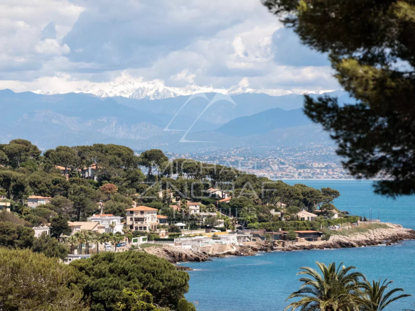 Prime location in Cap d'Antibes, near Keller beach, with sea and mountain views
