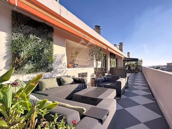 Juan-les-Pins – Exceptional top floor apartment, spacious rooms, sunlight and sea views