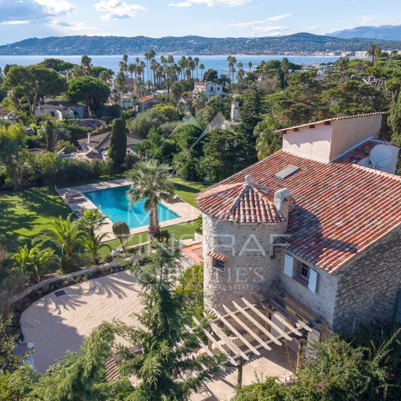 Elegant renovated apartment with garden and garage in the heart of Cap d'Antibes