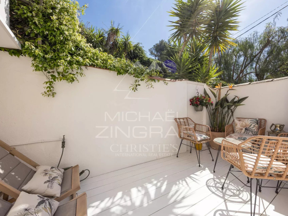 Elegant renovated apartment with garden and garage in the heart of Cap d'Antibes