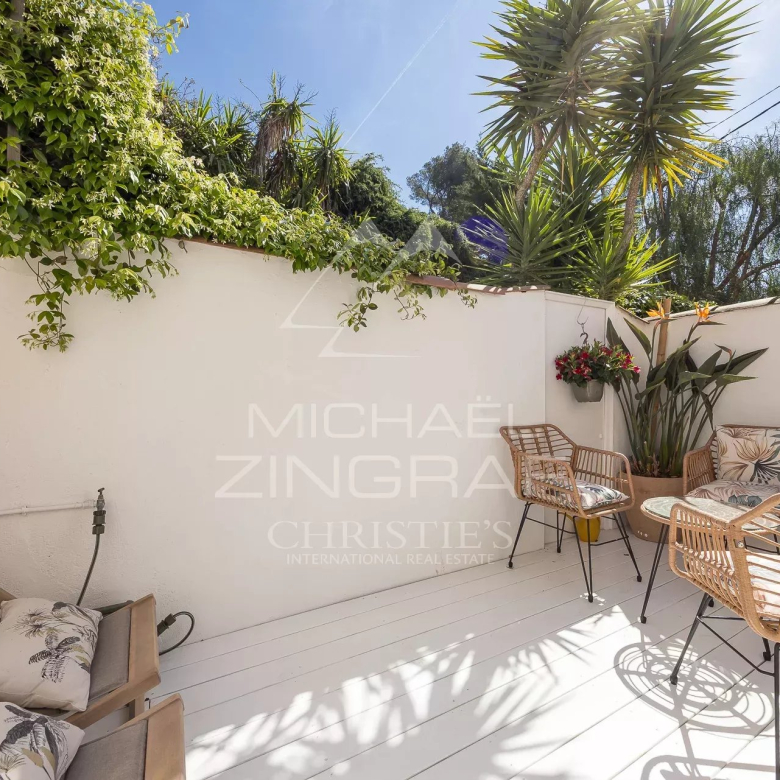 Co-exclusive listing – Cannes Croisette – Sumptuous 102 m² apartment with sea view