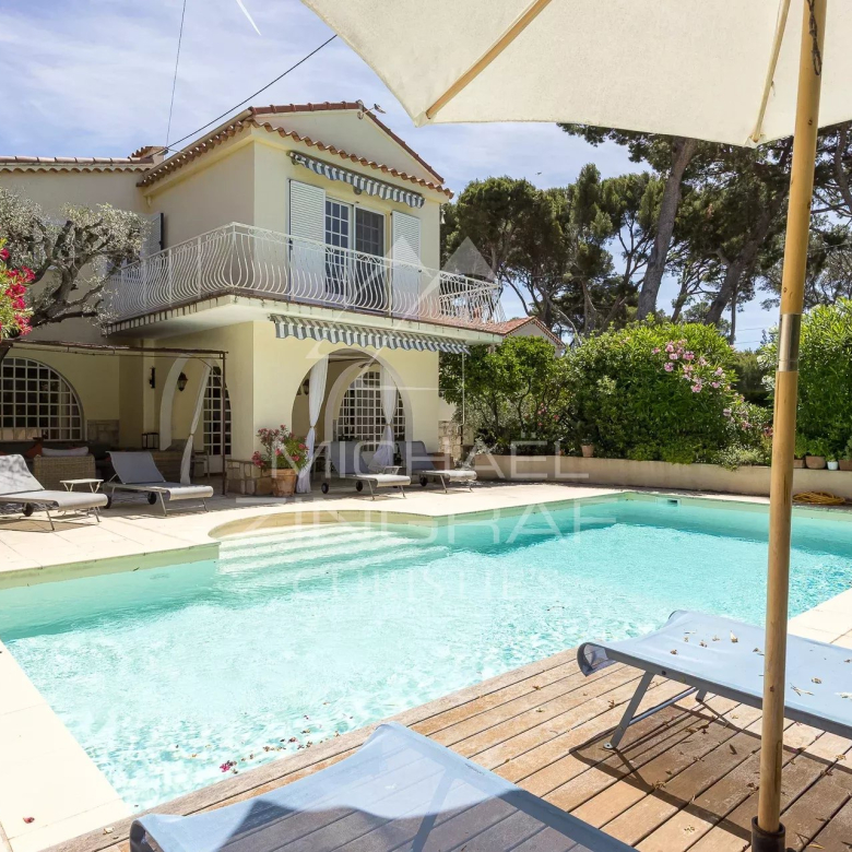 Historic 10-Room Mansion, 17th Century Chartreuse, 2.9 Ha Park