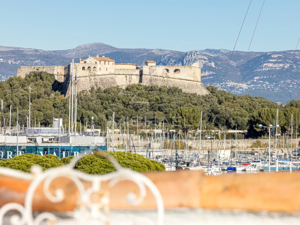 Exceptional apartment – ​​Old Town of Antibes – Top floor – Terraces – Panoramic view
