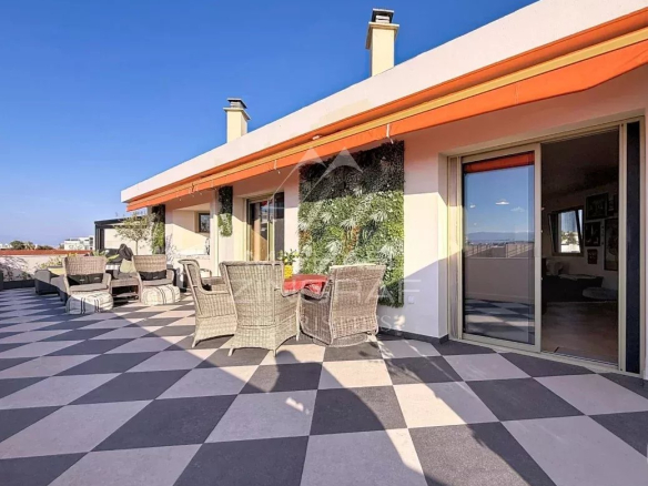 Juan-les-Pins – Exceptional top floor apartment, spacious rooms, sunlight and sea views