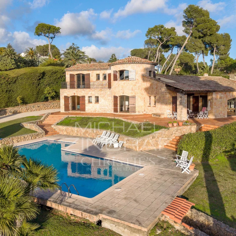 Renovated architect-designed villa of 155 m² at the foot of the Luberon, 2 km from the village of Cheval-Blanc
