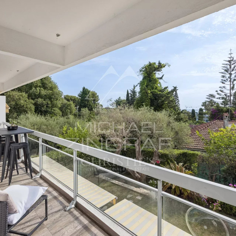 Superbe appartement rénové – Centre-ville d’Antibes, secteur Vauban – Vue dégagée sur le port